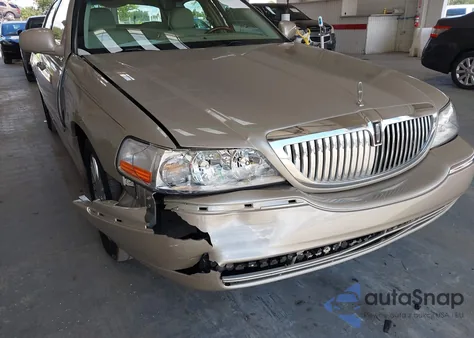 2008 Lincoln Town Car Signature Limited from USA, damaged, VIN 2LNHM82W58X660759